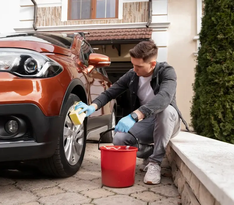 Lavage auto à domicile Les Cammazes : professionnel intervenant sur un véhicule